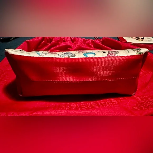 Harveys Seatbelt Bags X Disney - Queen of Hearts Foldover Purse - Picture 3 of 11